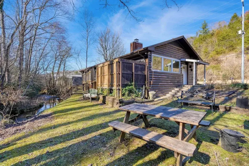 Creekside Haven by Avantstay Hot Tub, Outdoor Dining Area Nestled Next to Creek