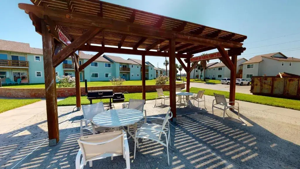 AH-B106 Completely Remodeled Ground Floor Condo, Overlooking PoolHot Tub