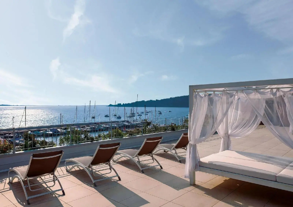 Beach & Waterfront