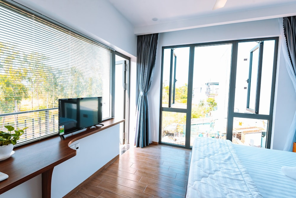 Deluxe Double room with balcony and with garden view (full double bed)