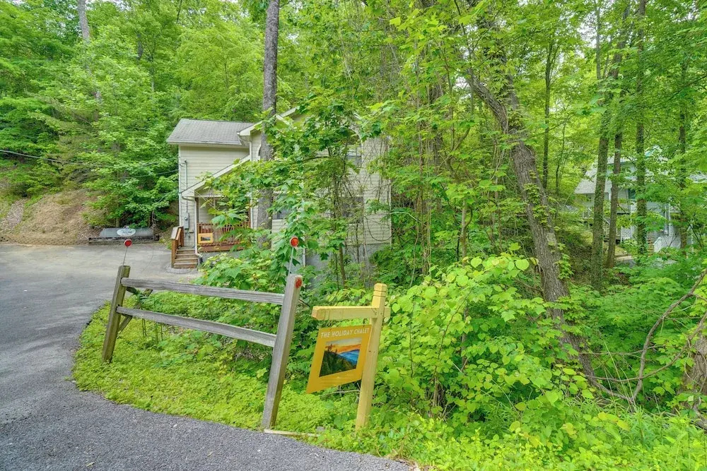 Pool Access & Hot Tub! Smoky Mtn Gatlinburg Cabin