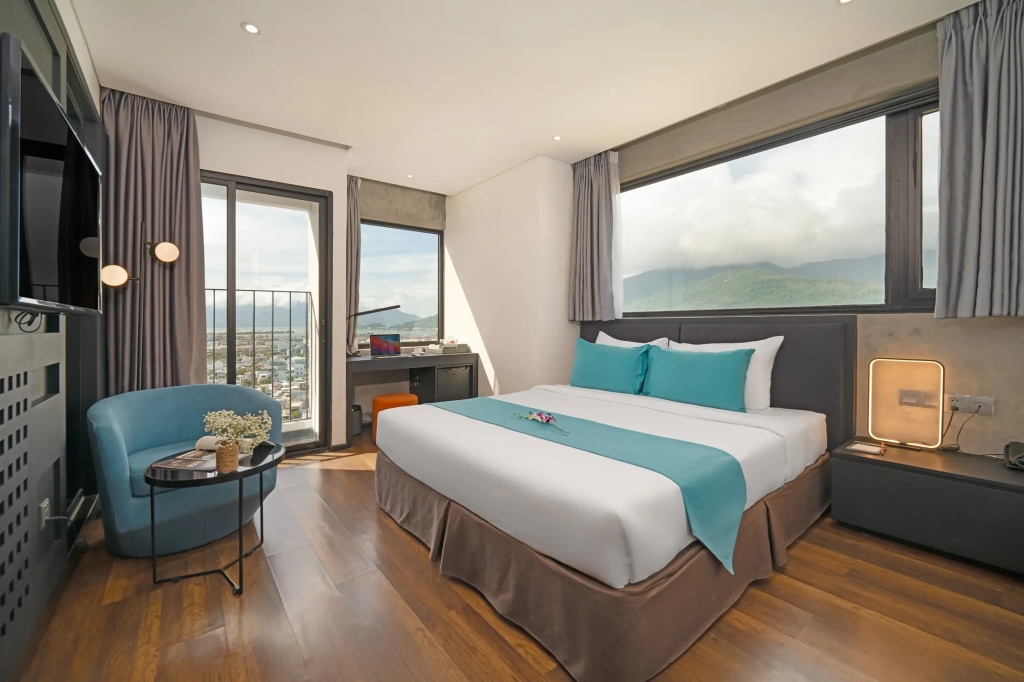Deluxe Double room with city view full double bed