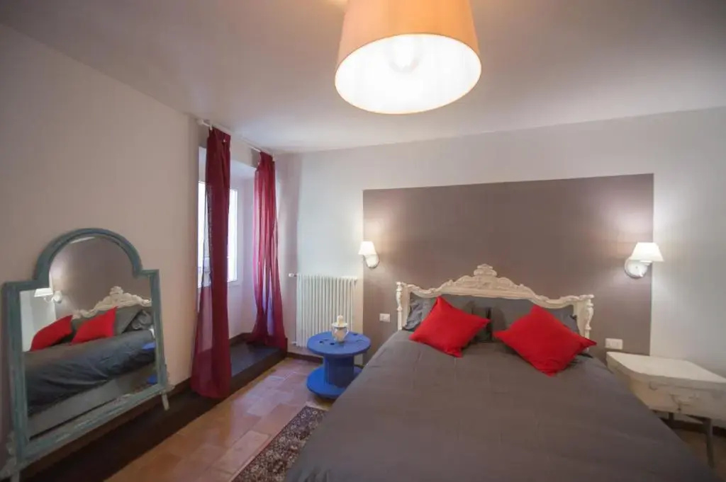 Deluxe Double room (full double bed)