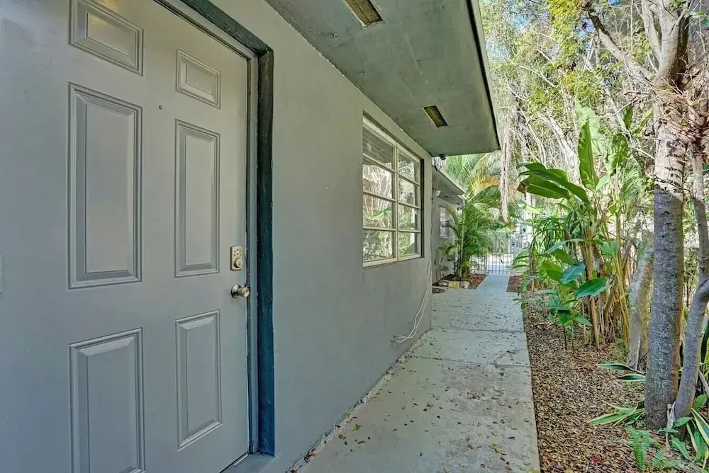 Miami 2 Bedroom Home Trampoline BBQ Street Art