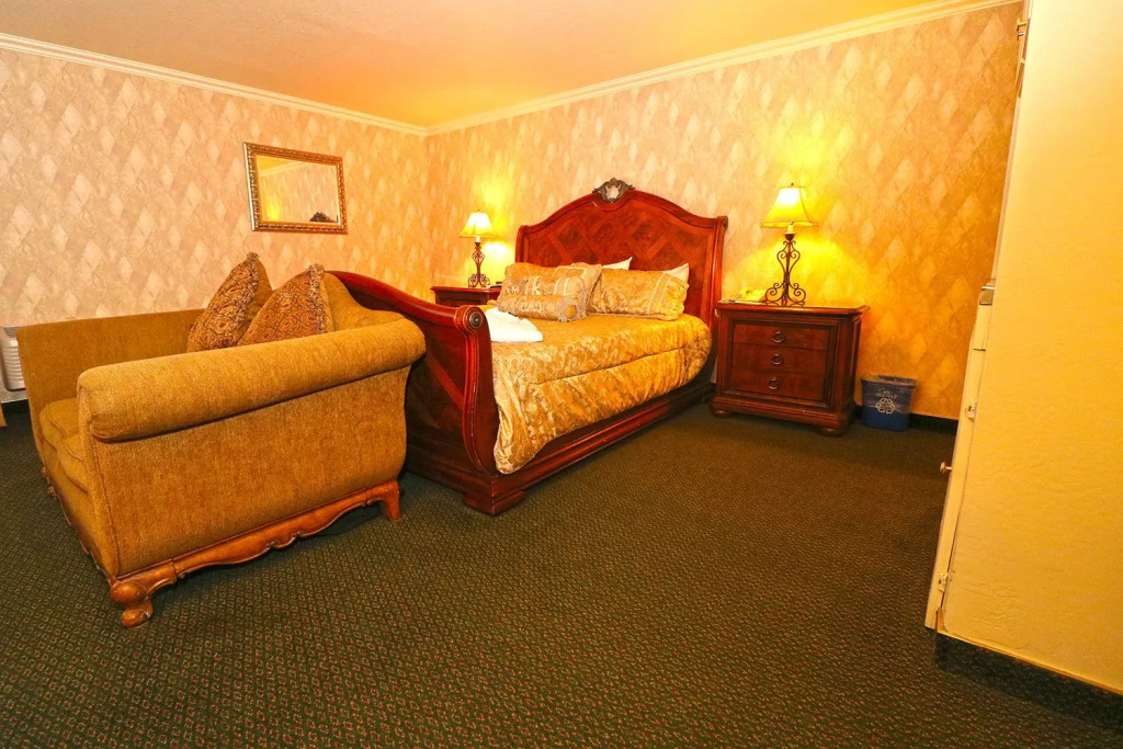 Double Suite with partial ocean view (full double bed)