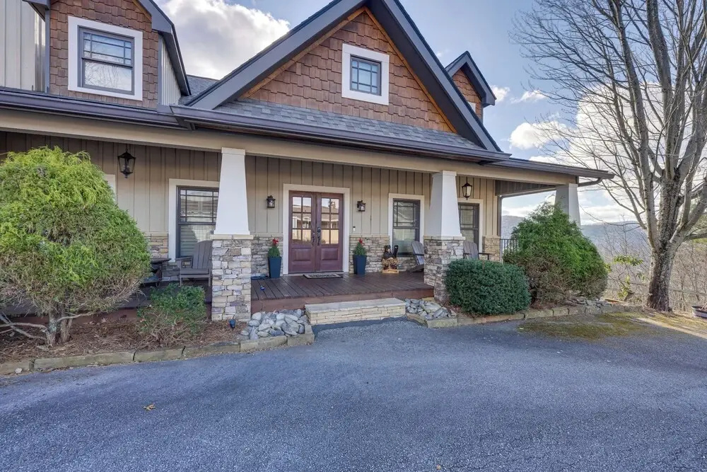 Mountain-view Georgia Cabin w/ 2 Decks