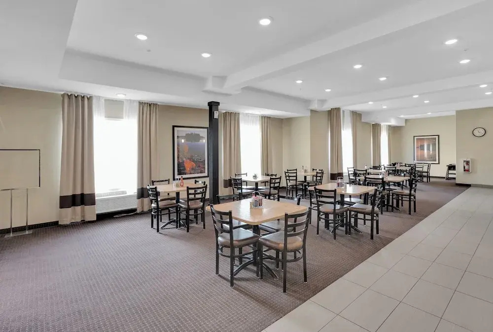 Duvernay Inn & Suites - фото 18