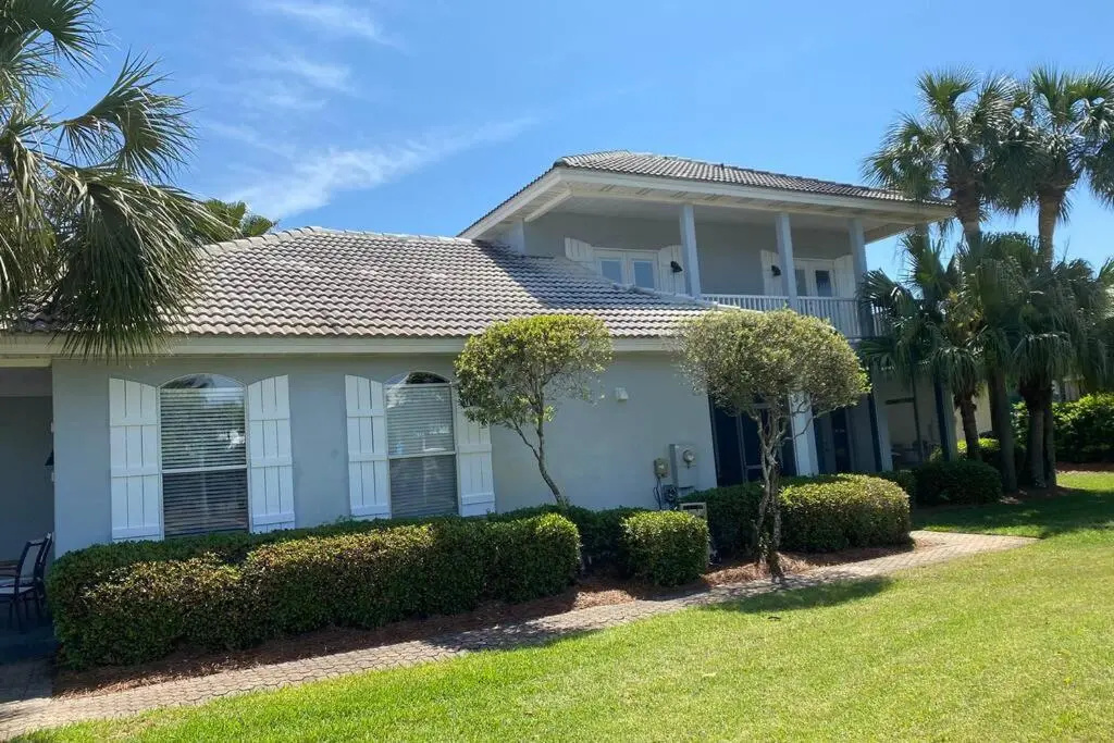 Beach Jewel 5bd-3 1/2 bath -5 min walk to Beach!