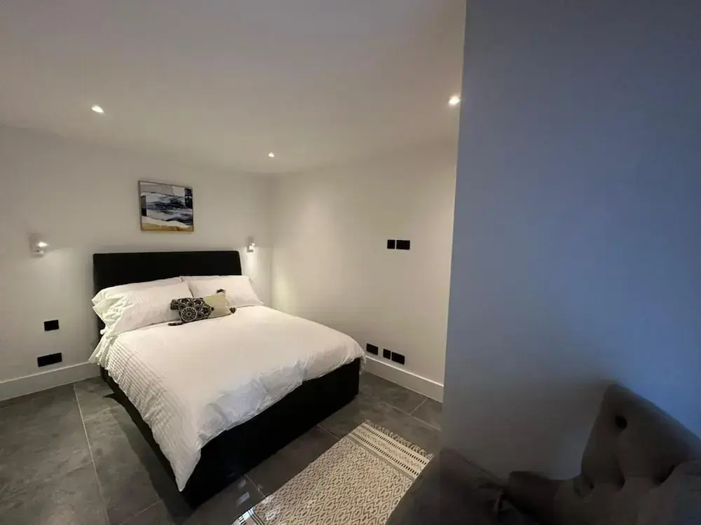 House - Sleeps 4 & Free Parking — фото