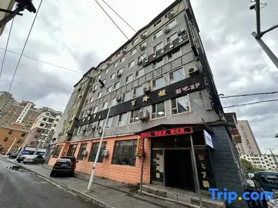 Genting·Net Red Light Luxury Homestay (Yanji Yanbian University Net Red Wall Store)