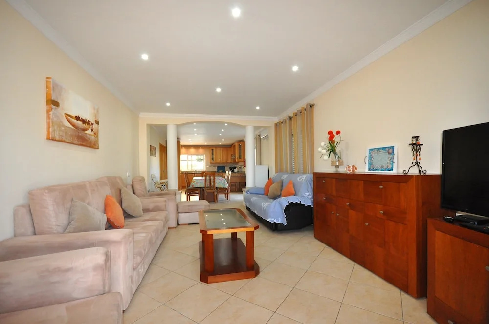 6 Bedrooms, Walking Distance to Amenities, Private Pool, Free AC and Wifi