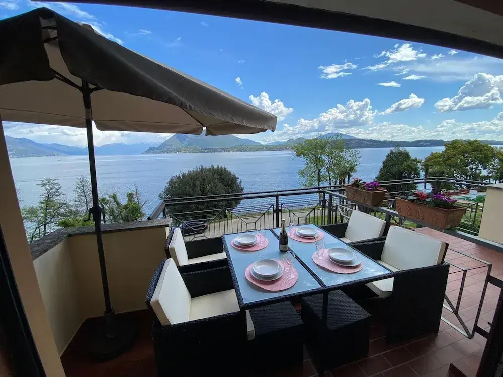 Blue Lake Apartment With Pool and Lake View