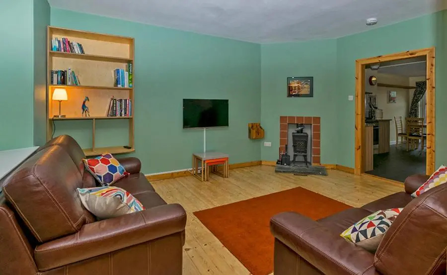 Cosy Cottage Close to East Beach, Shops, Restaurants and RAF base