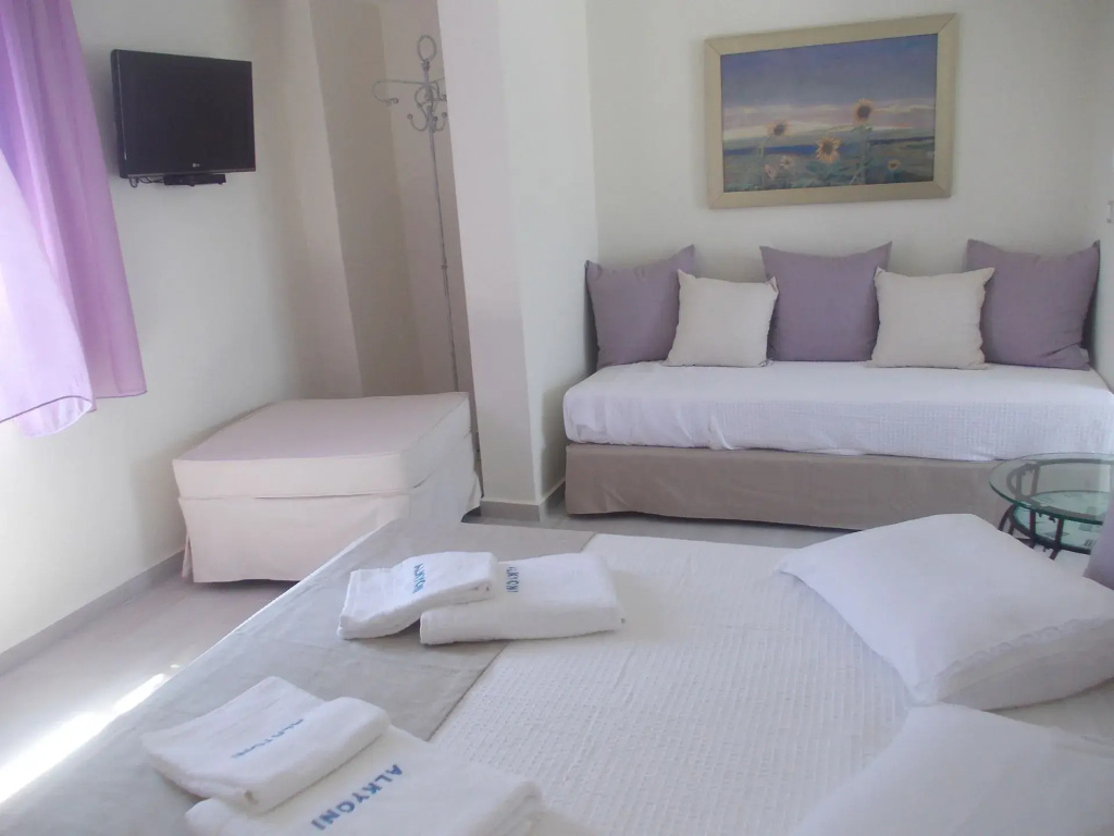 Standard Triple room with garden view