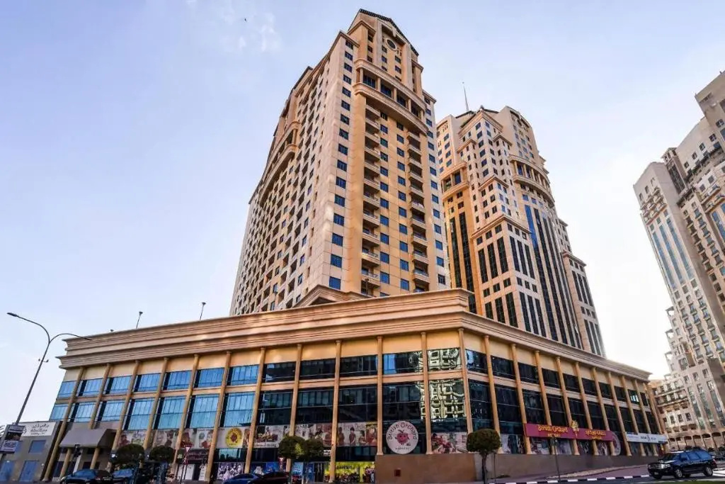 Signature Holiday Homes - Furnished Studio in Palace Tower 2, Silicon Oasis — фото