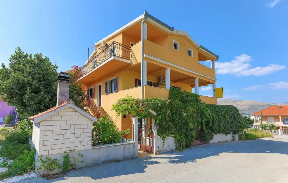 Awesome Apartment in Okrug Donji With 1 Bedrooms and Wifi