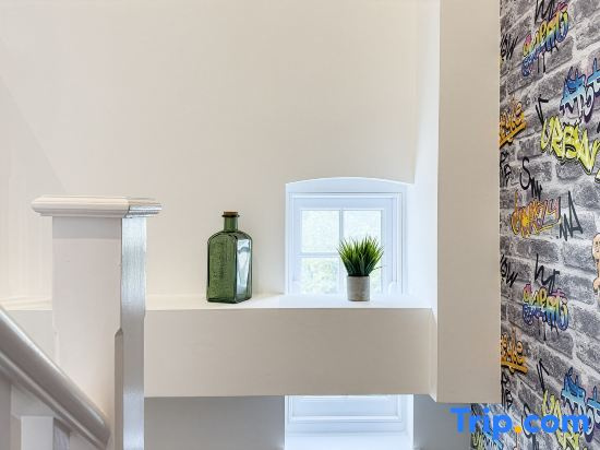 Modern Shoreditch Zone 1 London Apartment with Balcony Sleeps 3