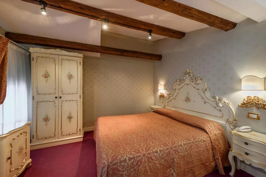 Classic Double room (full double bed)