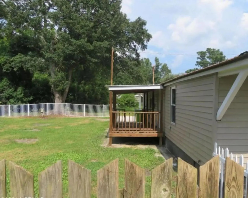 3 Bed 3 Bath House, Conveniently close to everything, Smart Tvs in all rooms whole house to yourself