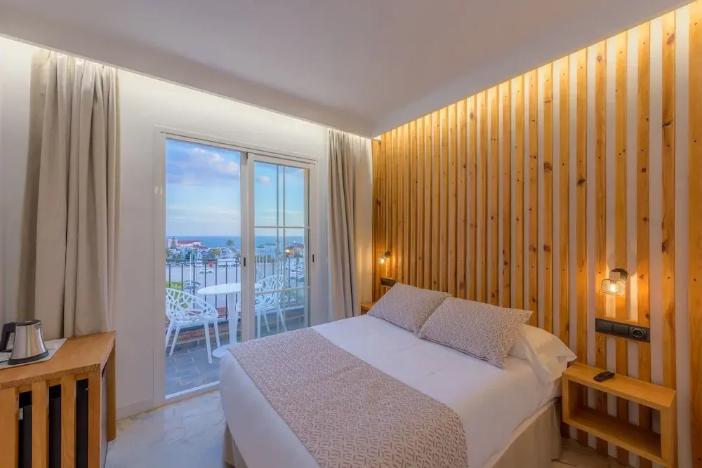 Comfort Double room with balcony and with partial sea view (full double bed)