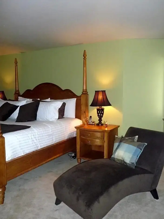 Double Suite (full double bed)