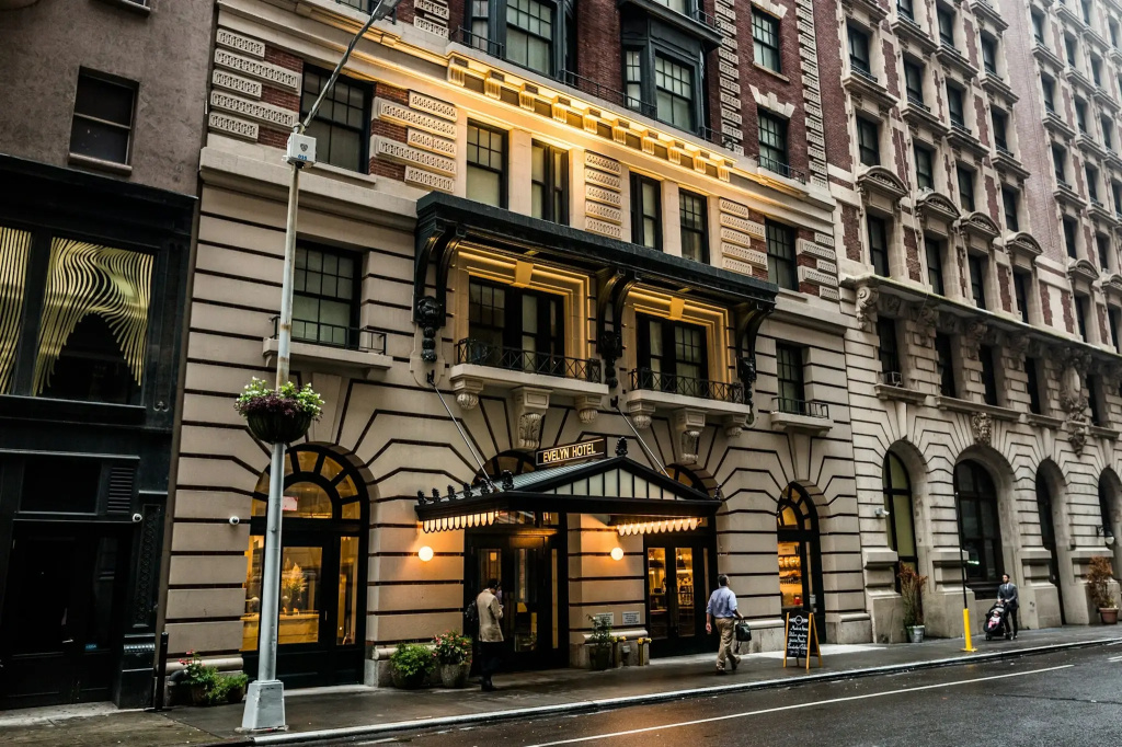 The Evelyn Hotel — фото