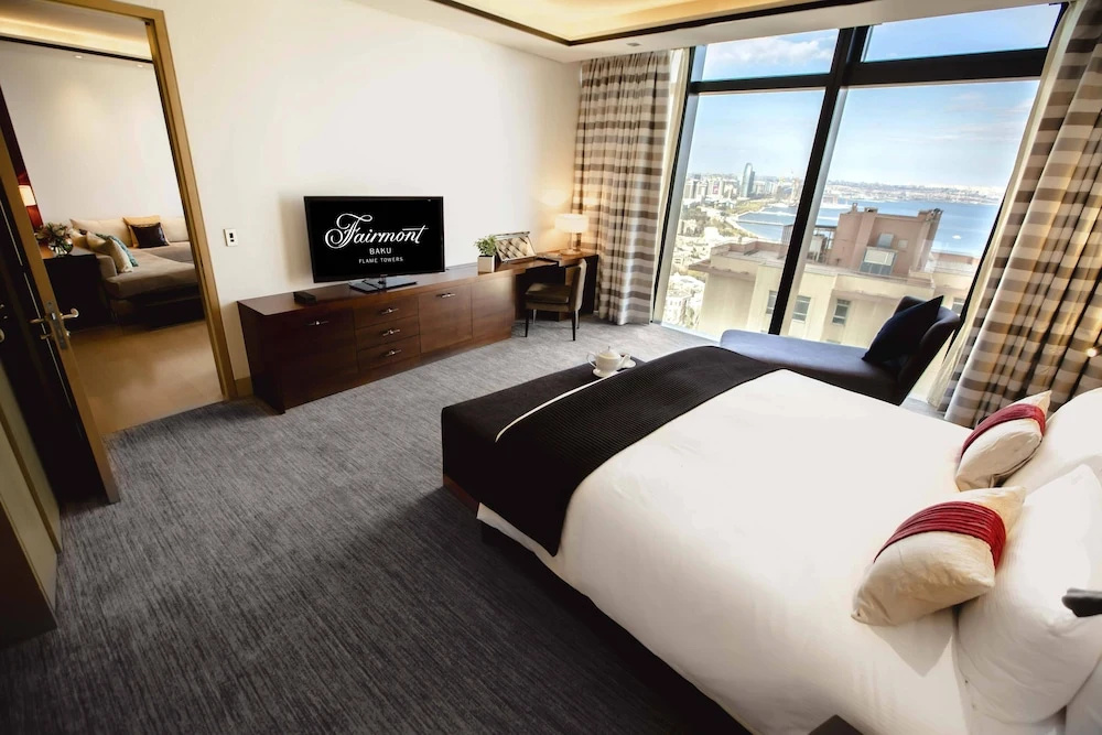 Апартаменты в отеле Fairmont Baku в комплексе «Огненные башни» — фото