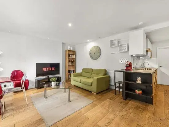 Central 2 bedroom Flat in Acton Central