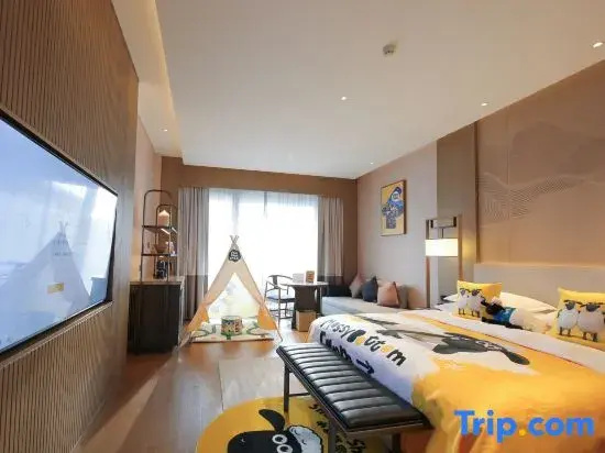 2 Bedrooms Standard Family room with lake view