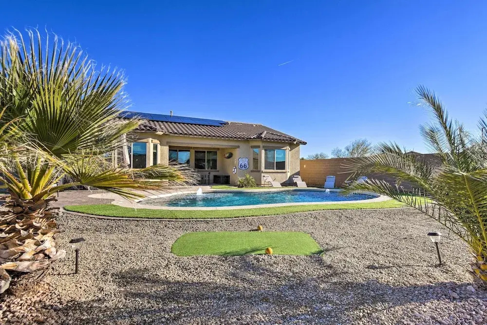 Pool, Fire Pit & Putting Green: Goodyear Retreat!
