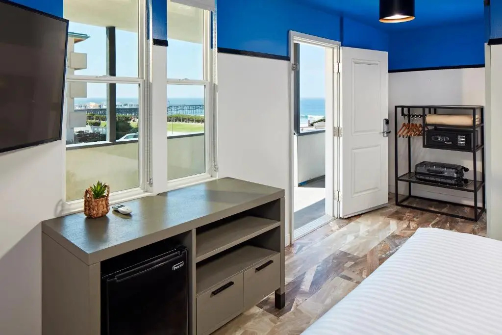 Standard Double room with partial ocean view (full double bed)