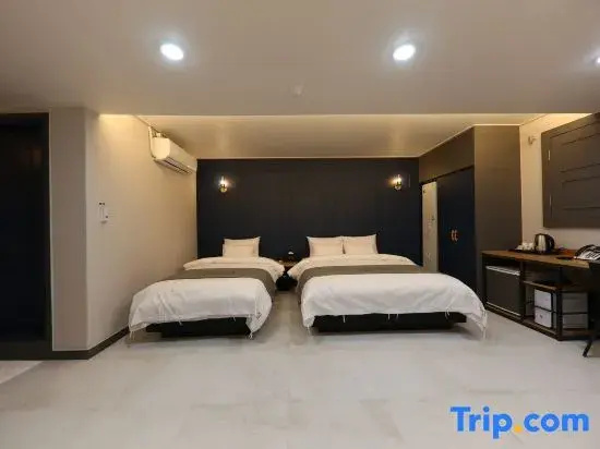 Double Suite (twin beds)