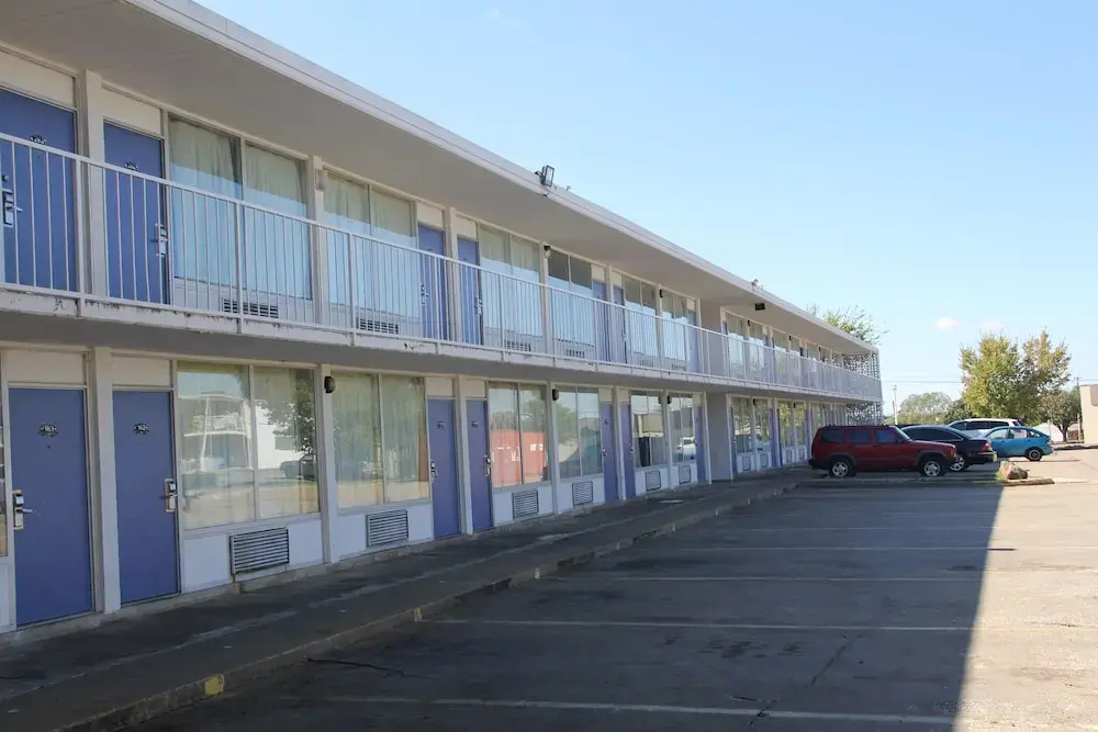 LoneStar Inn & Suites