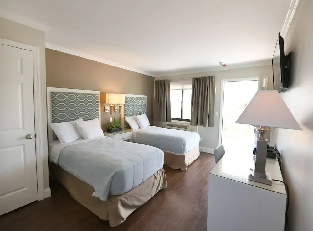 Standard Double room with water view (twin beds)