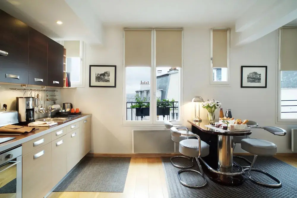 Suite with city view