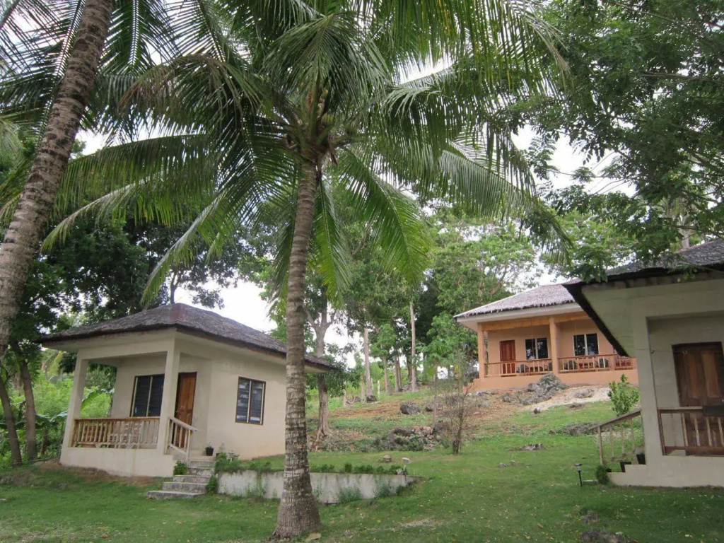 Flora's Dive & Resort