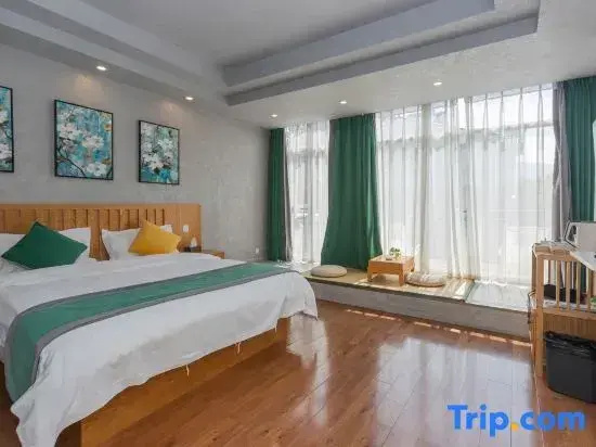 Standard Double room with lake view (full double bed)