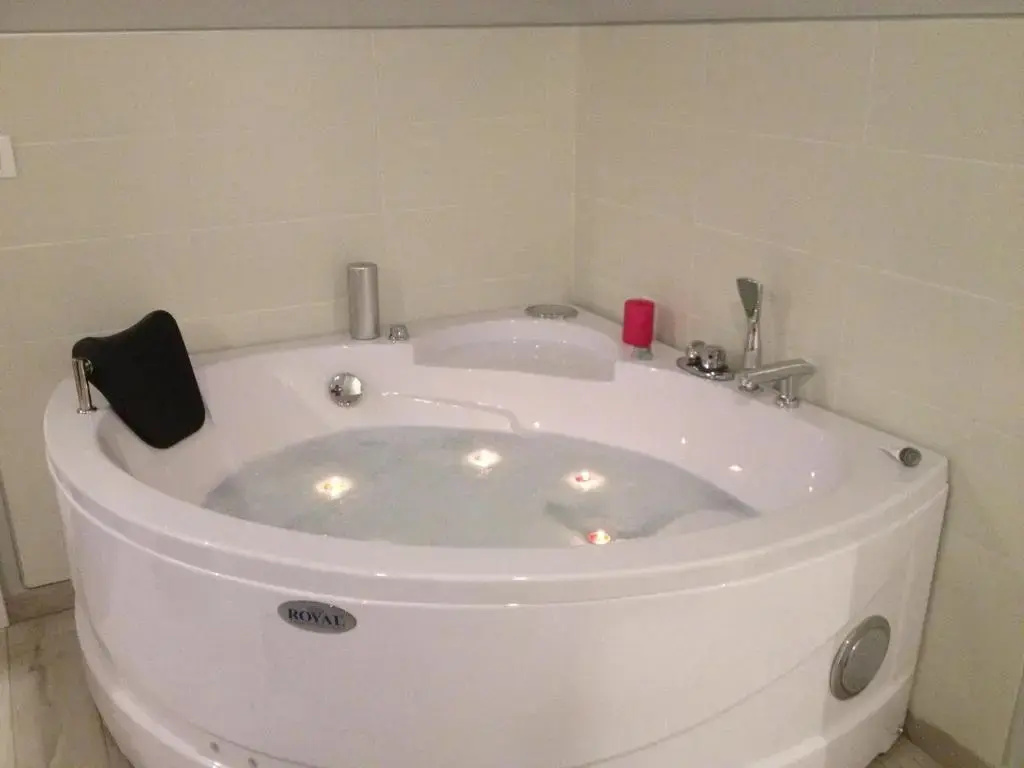 Deluxe Double room (full double bed)