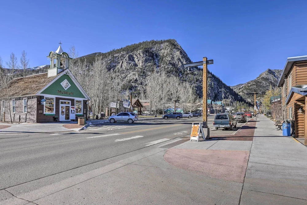 Frisco Condo w/ Balcony: 7 Mi to Copper Mountain!