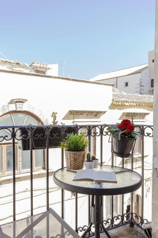 Salomone Apt 8 With Balcony by Wonderful Italy