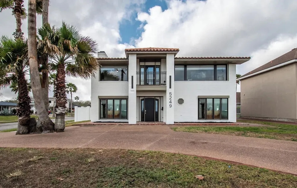 Coastal Paradise Beachfront House - Sleeps 26
