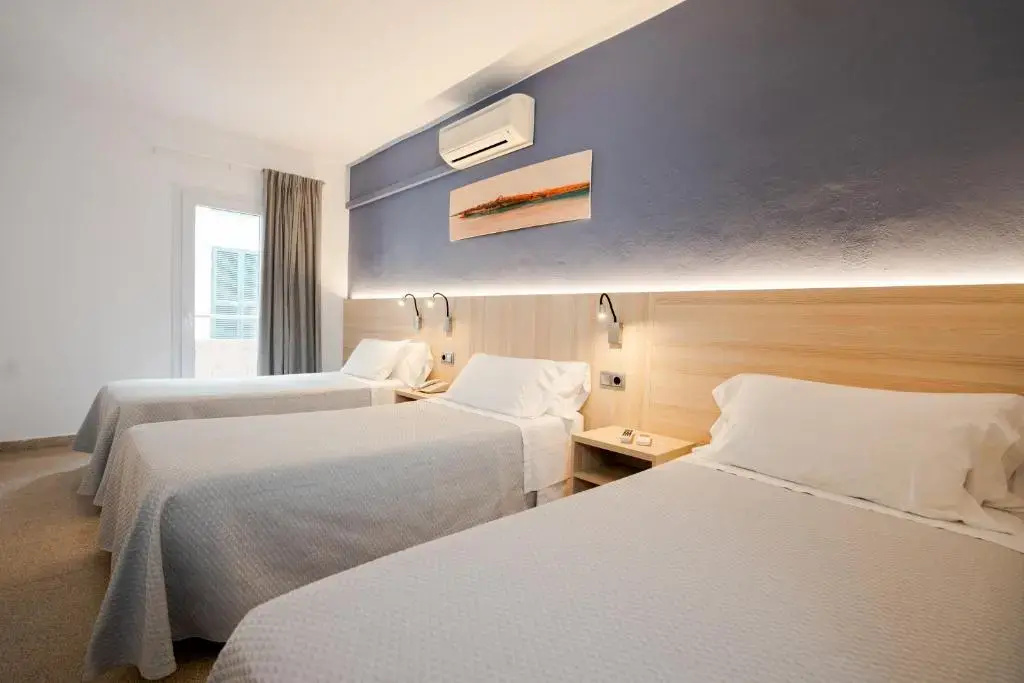 Standard Triple room