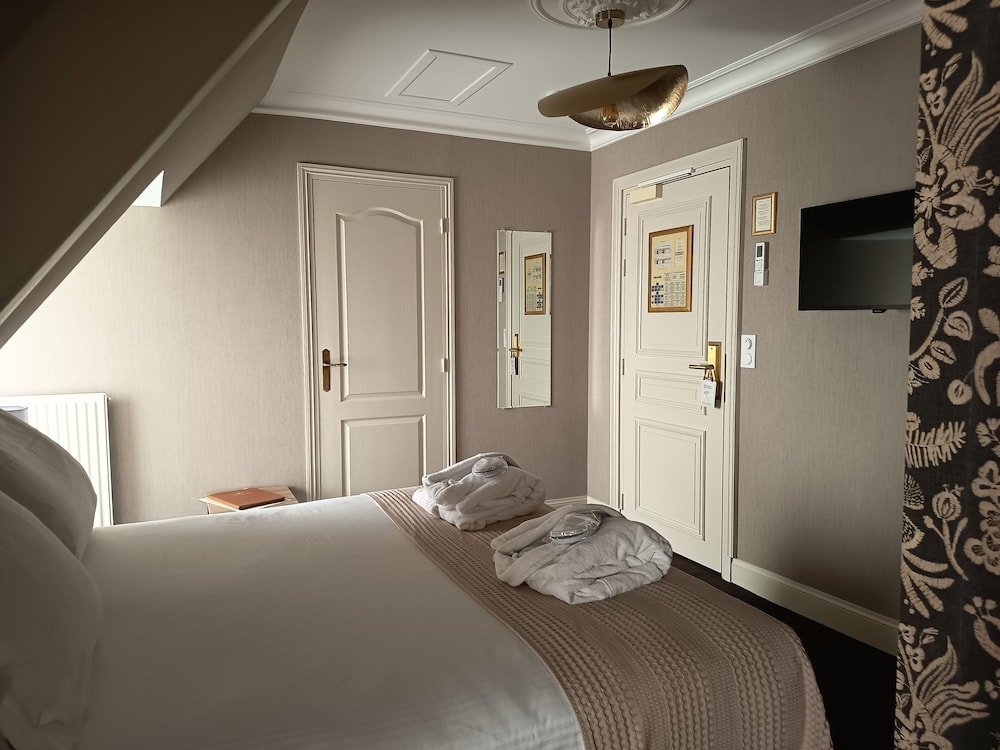 Grand Hotel "Château de Sully" - Piscine et Spa - Chambres