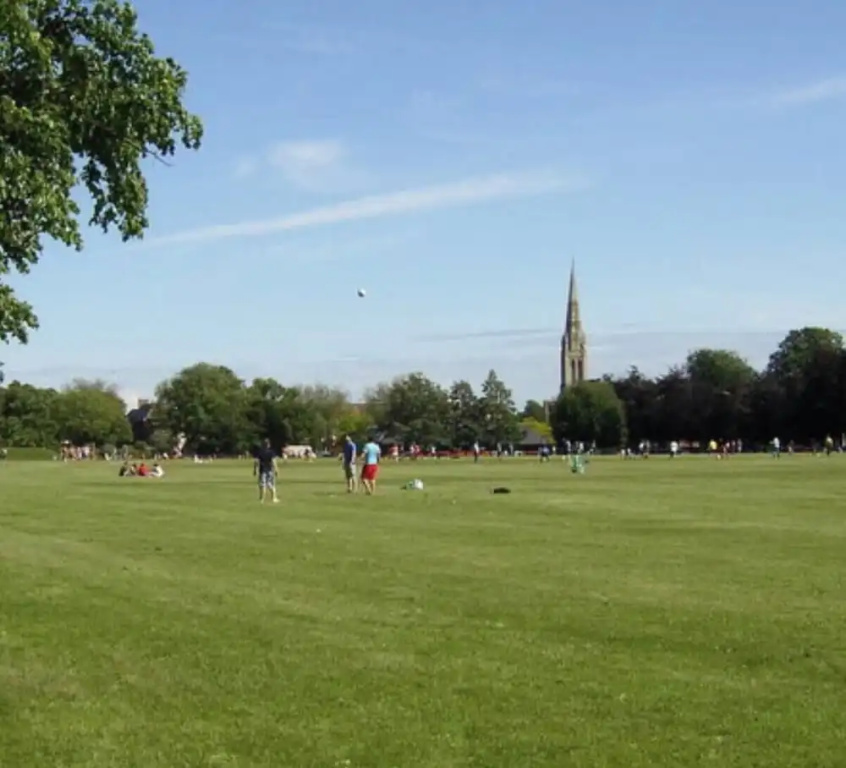 Family-sized Comfort - Walk to Lake & City Centre