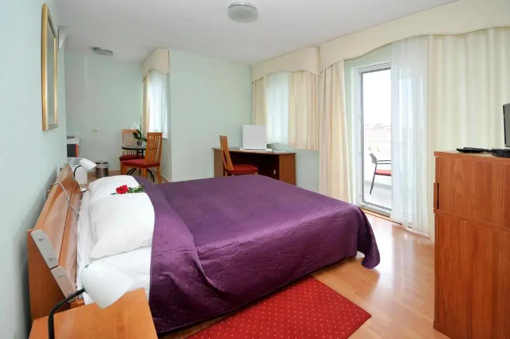 Studio with balcony and with garden view
