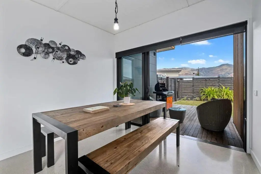 Sierra Oasis - Modern Wanaka Holiday Home