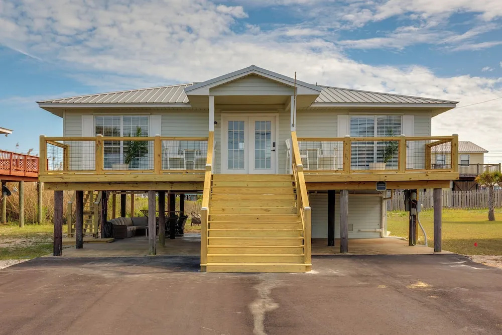 Walk to Waves! Dauphin Island Beach House w/ Deck