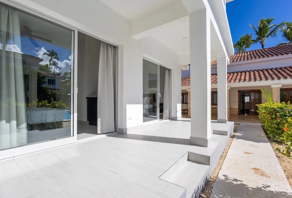 Beachfront 7BR Villa with Pool & Maid