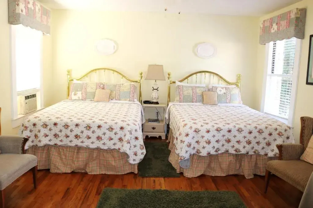 Standard Quadruple room with garden view