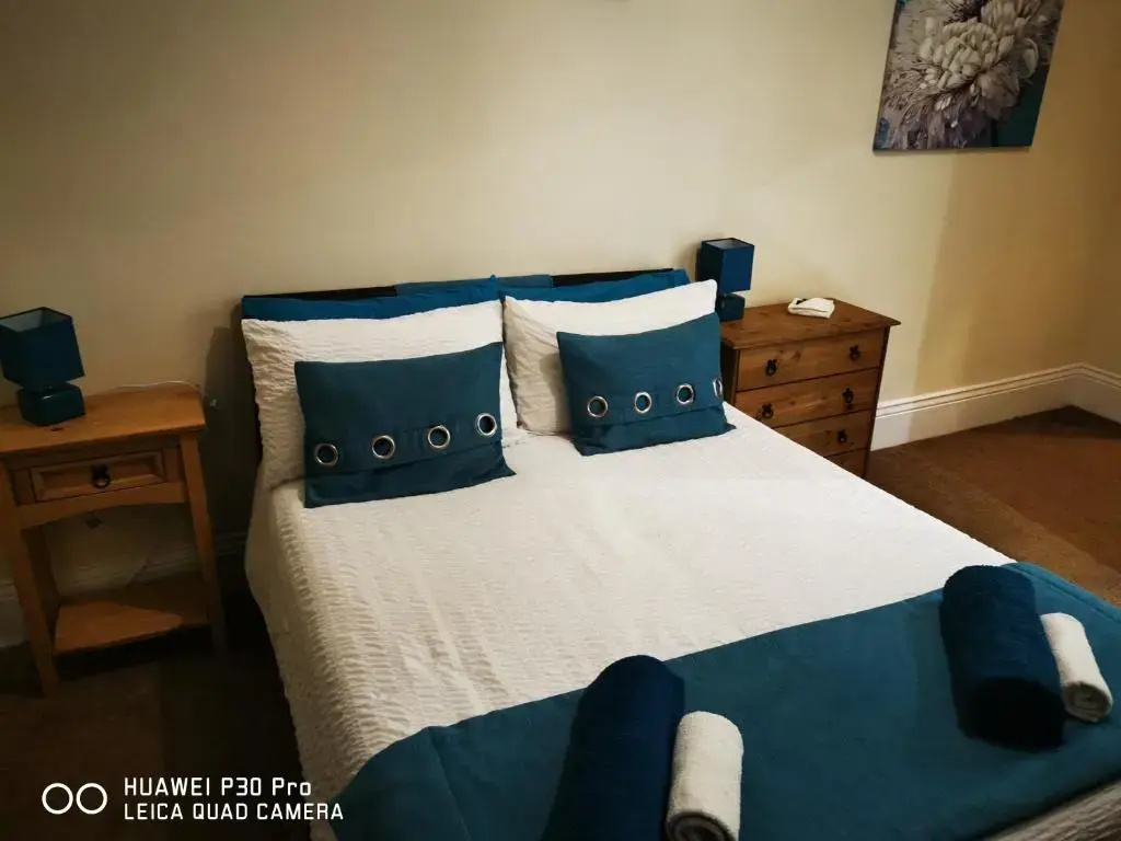 Deluxe Double room (full double bed)